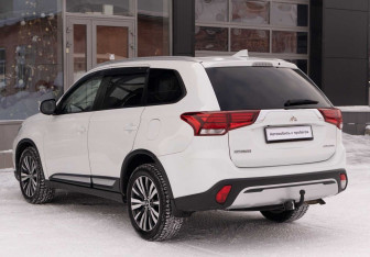 Подержанный автомобиль Mitsubishi Outlander 2019 года (7 фото)