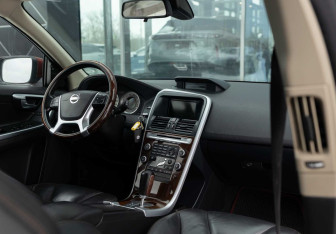 Подержанный автомобиль Volvo XC60 2010 года (10 фото)