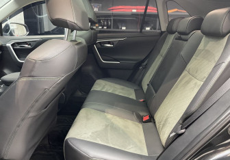 Подержанный автомобиль Toyota RAV4 2025 года (8 фото)