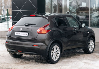 Подержанный автомобиль Nissan Juke 2011 года (5 фото)