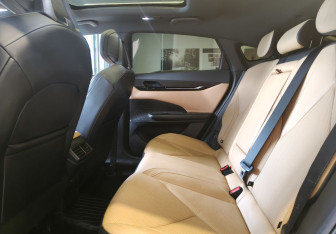 Подержанный автомобиль Changan UNI-V 2023 года (13 фото)