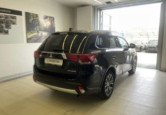 Подержанный автомобиль Mitsubishi Outlander 2017 года (4 фото)
