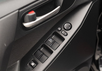 Подержанный автомобиль Mazda 3 Sedan 2011 года (17 фото)