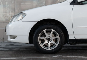 Подержанный автомобиль Toyota Corolla Sedan 2002 года (9 фото)