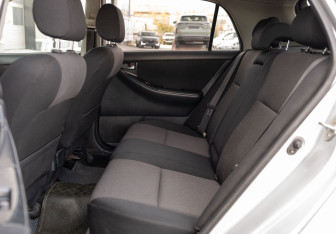 Подержанный автомобиль Toyota Corolla Hatchback 2003 года (18 фото)