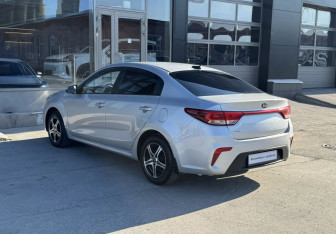 Подержанный автомобиль Kia Rio Sedan 2017 года (7 фото)