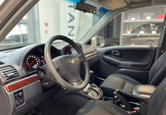 Подержанный автомобиль Suzuki Grand Vitara 2004 года (8 фото)