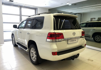Подержанный автомобиль Toyota Land Cruiser Suv 2018 года (7 фото)