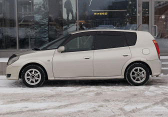 Подержанный автомобиль Toyota Opa 2001 года (8 фото)