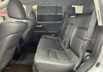 Подержанный автомобиль Toyota Land Cruiser Suv 2008 года (15 фото)
