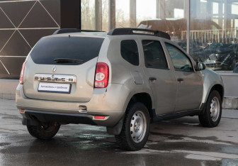 Подержанный автомобиль Renault Duster 2014 года (5 фото)