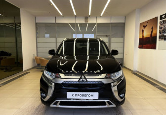 Подержанный автомобиль Mitsubishi Outlander 2020 года (3 фото)