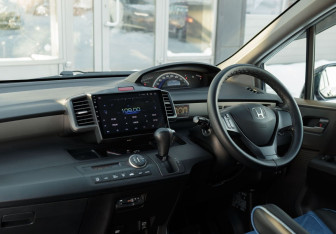 Подержанный автомобиль Honda Freed 2011 года (10 фото)