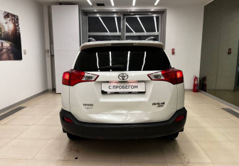 Подержанный автомобиль Toyota RAV4 2015 года (5 фото)