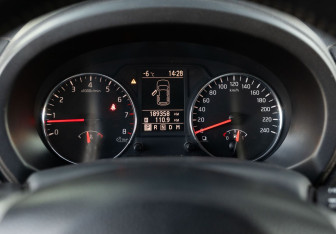 Подержанный автомобиль Nissan X-Trail 2011 года (12 фото)