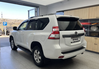 Подержанный автомобиль Toyota Land Cruiser Prado 2015 года (6 фото)