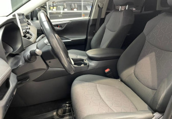 Подержанный автомобиль Toyota RAV4 2019 года (12 фото)