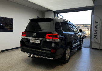 Подержанный автомобиль Toyota Land Cruiser Suv 2014 года (4 фото)