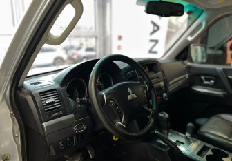 Подержанный автомобиль Mitsubishi Pajero 2011 года (7 фото)