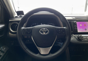 Подержанный автомобиль Toyota RAV4 2017 года (11 фото)