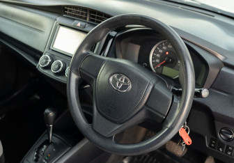 Подержанный автомобиль Toyota Corolla Sedan 2015 года (11 фото)