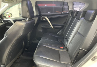 Подержанный автомобиль Toyota RAV4 2013 года (9 фото)