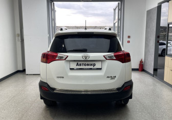 Подержанный автомобиль Toyota RAV4 2013 года (5 фото)