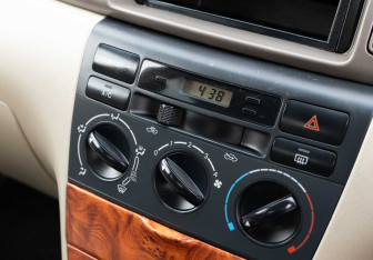 Подержанный автомобиль Toyota Corolla Sedan 2001 года (14 фото)