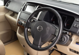 Подержанный автомобиль Nissan Serena Minivan 2009 года (11 фото)