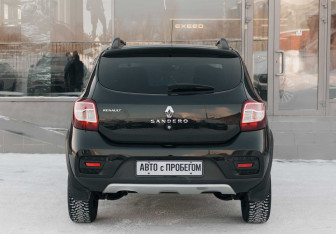 Подержанный автомобиль Renault Sandero 2016 года (6 фото)