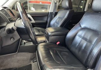 Подержанный автомобиль Toyota Land Cruiser Suv 2012 года (8 фото)