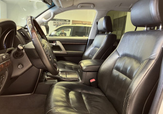 Подержанный автомобиль Toyota Land Cruiser Suv 2014 года (8 фото)