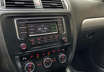 Подержанный автомобиль Volkswagen Jetta Sedan 2013 года (9 фото)