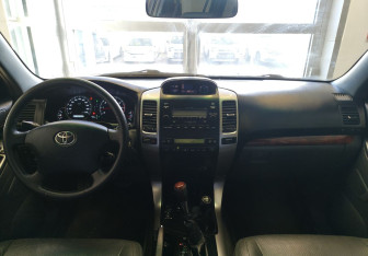 Подержанный автомобиль Toyota Land Cruiser Prado 2005 года (8 фото)