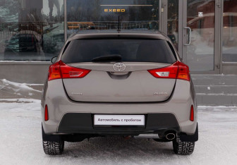 Подержанный автомобиль Toyota Auris Hatchback 2013 года (6 фото)