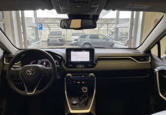 Подержанный автомобиль Toyota RAV4 2021 года (10 фото)