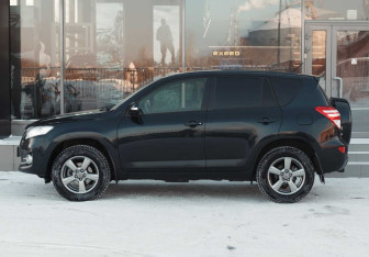 Подержанный автомобиль Toyota RAV4 2012 года (8 фото)