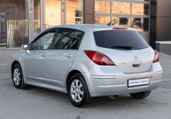 Подержанный автомобиль Nissan Tiida Hatchback 2010 года (7 фото)