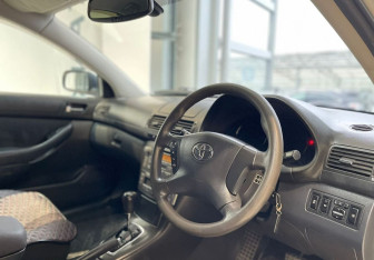 Подержанный автомобиль Toyota Avensis Sedan 2003 года (8 фото)