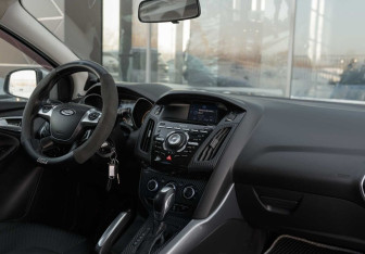 Подержанный автомобиль Ford Focus Sedan 2012 года (10 фото)