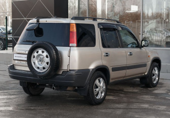 Подержанный автомобиль Honda CR-V 2000 года (5 фото)