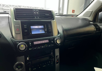 Подержанный автомобиль Toyota Land Cruiser Prado 2011 года (10 фото)