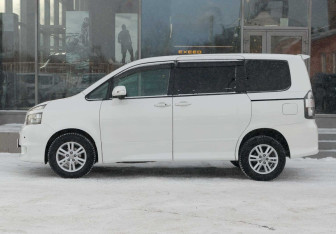 Подержанный автомобиль Toyota Voxy Minivan 2010 года (8 фото)