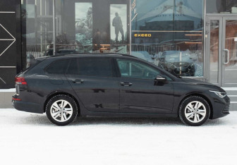 Подержанный автомобиль Volkswagen Golf Hatchback 2021 года (4 фото)