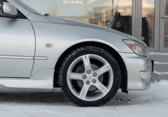 Подержанный автомобиль Toyota Altezza Sedan 2002 года (9 фото)