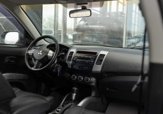 Подержанный автомобиль Mitsubishi Outlander 2010 года (10 фото)