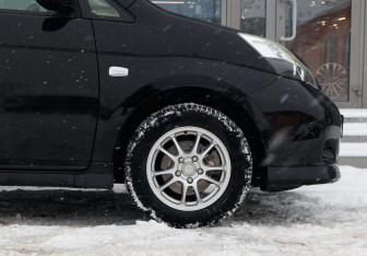 Подержанный автомобиль Toyota ISis 2013 года (9 фото)