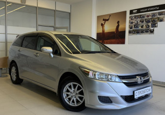 Подержанный автомобиль Honda Stream 2011 года (3 фото)