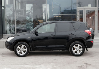 Подержанный автомобиль Toyota RAV4 2008 года (8 фото)