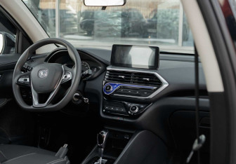 Подержанный автомобиль Changan Alsvin 2023 года (10 фото)